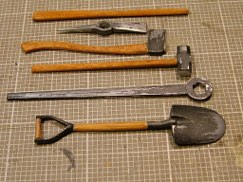 Once I was happy with the wear pattern the tools were given a thin wash of matte black acrylic and then dusted with Tamiya steel weathering paste to help even everything out and give the tools a more consistent metallic sheen