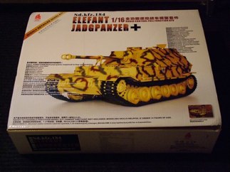 The Hooben Elefant arrives!  Packaged in the familar Tamiya style "flip top" box with intergrated pastic suitcase carrying handle.